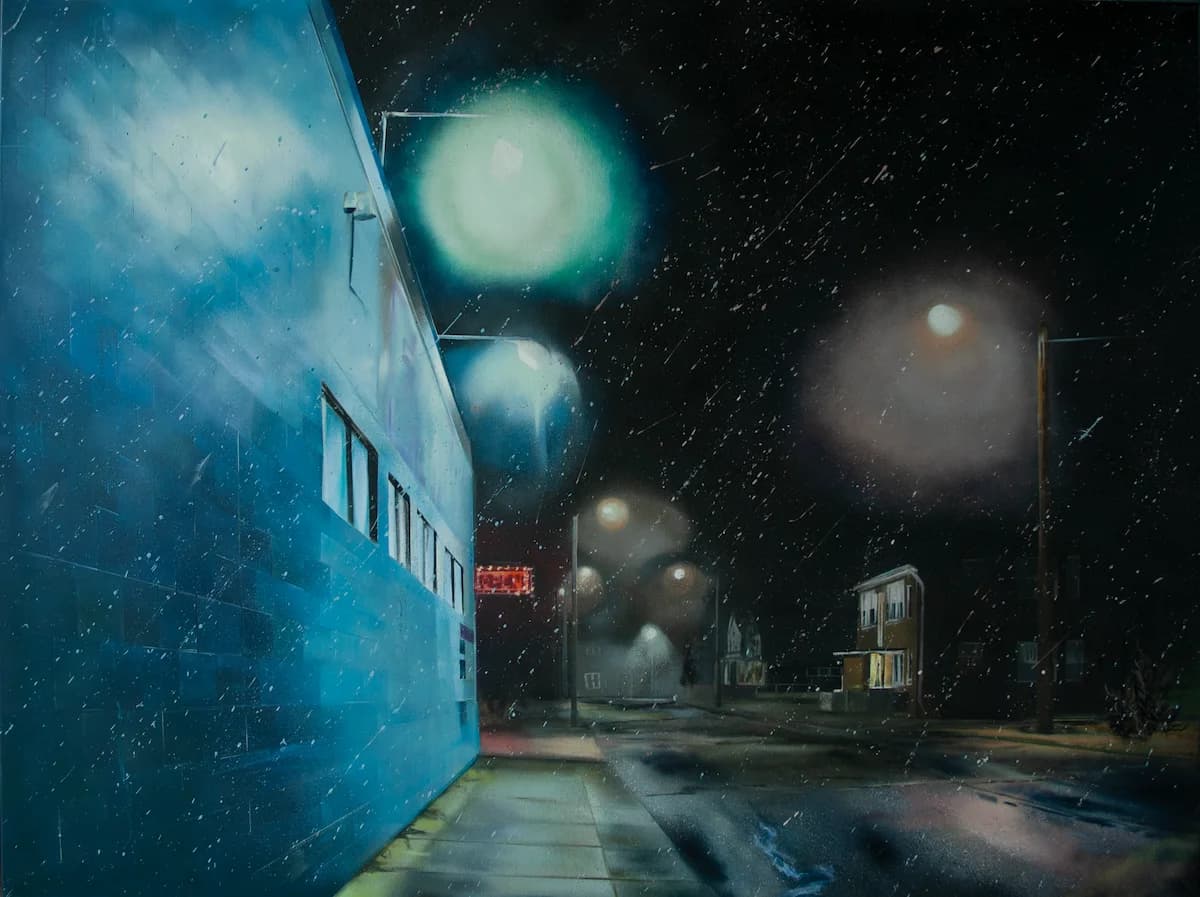 Nocturne atmosphérique bleu de Spyk avec réverbères et reflets lumineux.
